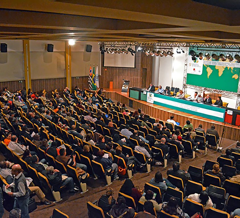 <b>CONFERÊNCIA INTERNACIONAL</b><br /><br /><i class="fas fa-tag"></i> Congresso, tradução simultânea, hospedagem, traslado<br /><br /><i class="fas fa-users"></i> 500 pax