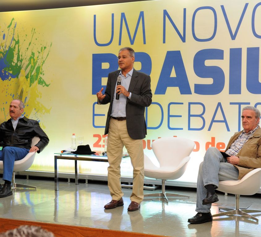 <b>UM NOVO BRASIL EM DEBATE</b><br /><br /><i class="fas fa-tag"></i> Palestras, debate, coffee break<br /><br /><i class="fas fa-users"></i> 100 pax