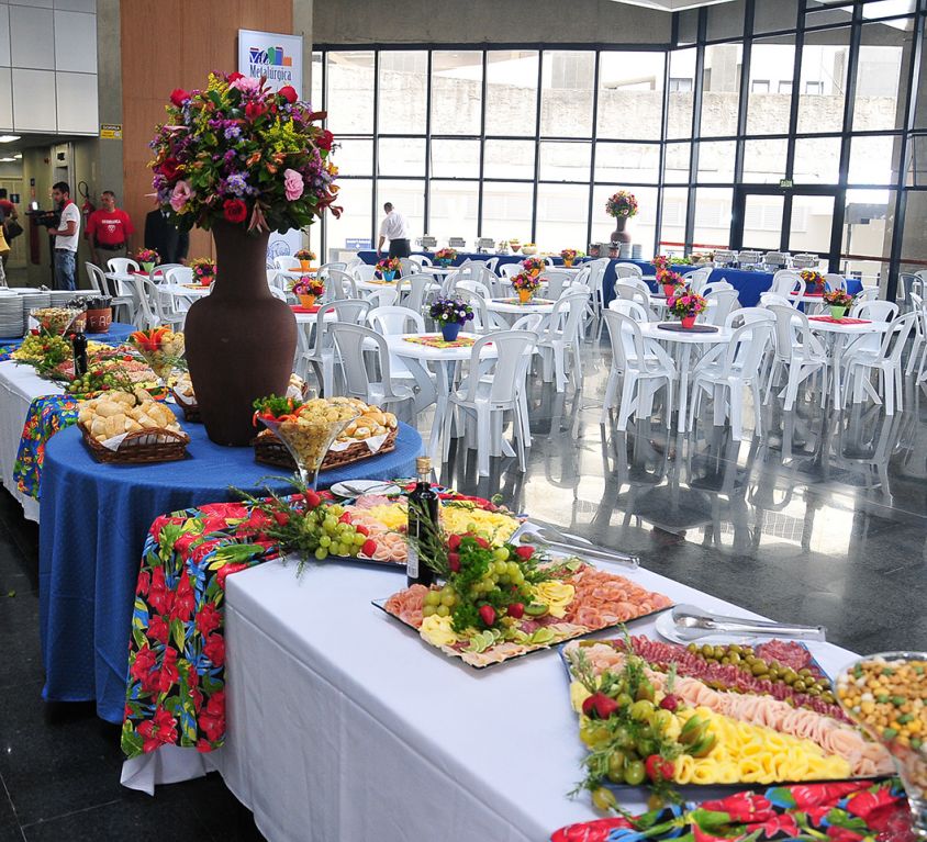 <b>CONFRATERNIZAÇÃO DE FIM DE ANO</b><br /><br /><i class="fas fa-tag"></i> Evento temático, show, atividades recreativas, almoço<br /><br /><i class="fas fa-users"></i> 800 pax